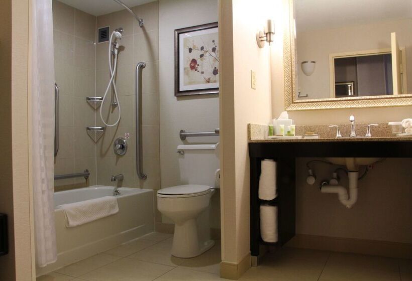 هتل Hilton Fort Wayne At The Grand Wayne Convention Center