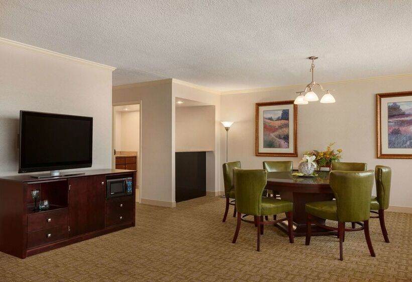 هتل Hilton Fort Wayne At The Grand Wayne Convention Center