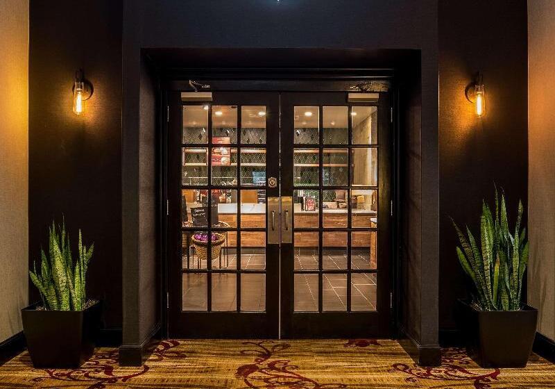 בית מלון כפרי Hilton Fort Wayne At The Grand Wayne Convention Center