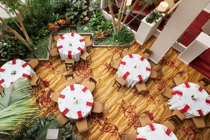 בית מלון כפרי Hilton Fort Wayne At The Grand Wayne Convention Center