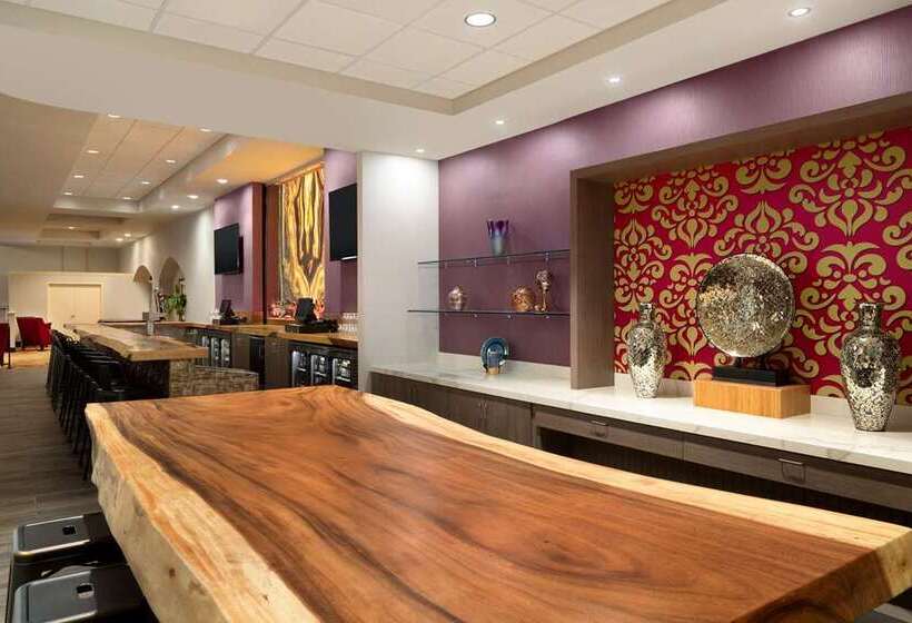 هتل Hilton Fort Wayne At The Grand Wayne Convention Center