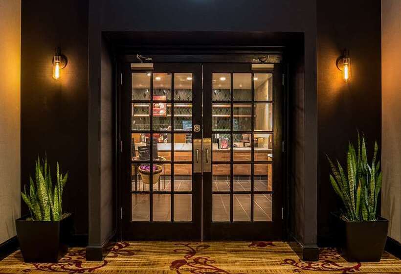 هتل Hilton Fort Wayne At The Grand Wayne Convention Center