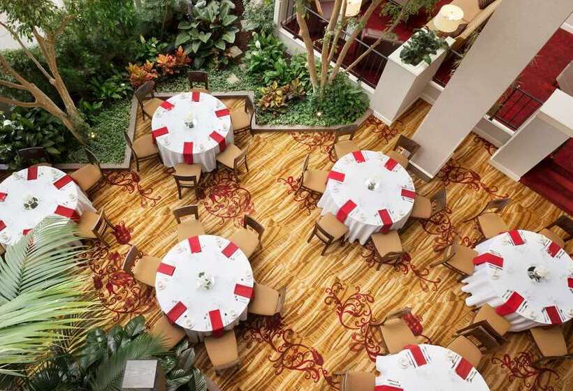 هتل Hilton Fort Wayne At The Grand Wayne Convention Center