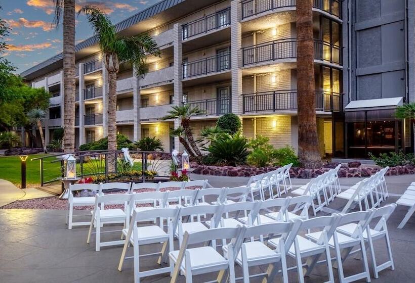 هتل Holiday Inn And Suites Phoenix Airport North, An Ihg