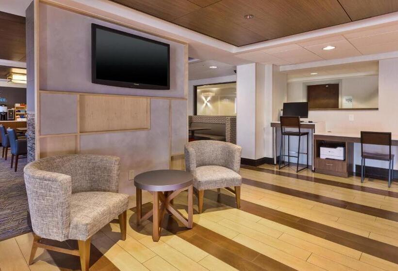 فندق Holiday Inn Express   Waldorf, An Ihg