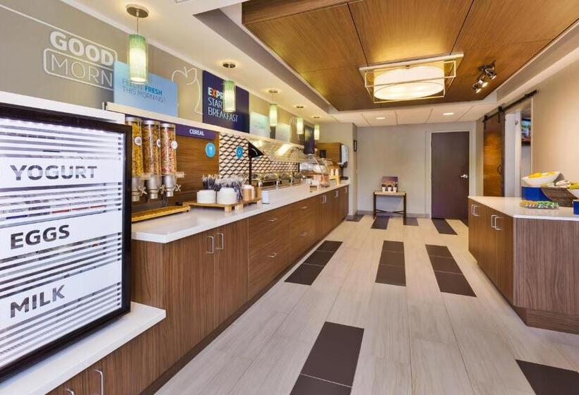 فندق Holiday Inn Express   Waldorf, An Ihg