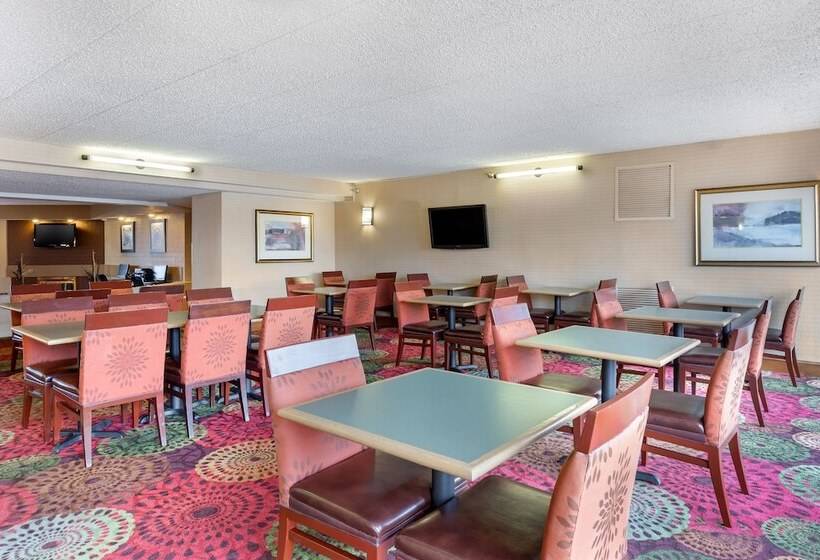 فندق Holiday Inn Express Chicago Downers Grove, An Ihg