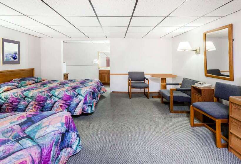 Отель Knights Inn Mackinaw City