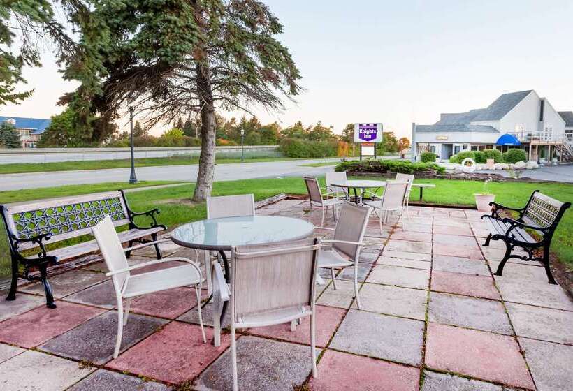 Отель Knights Inn Mackinaw City