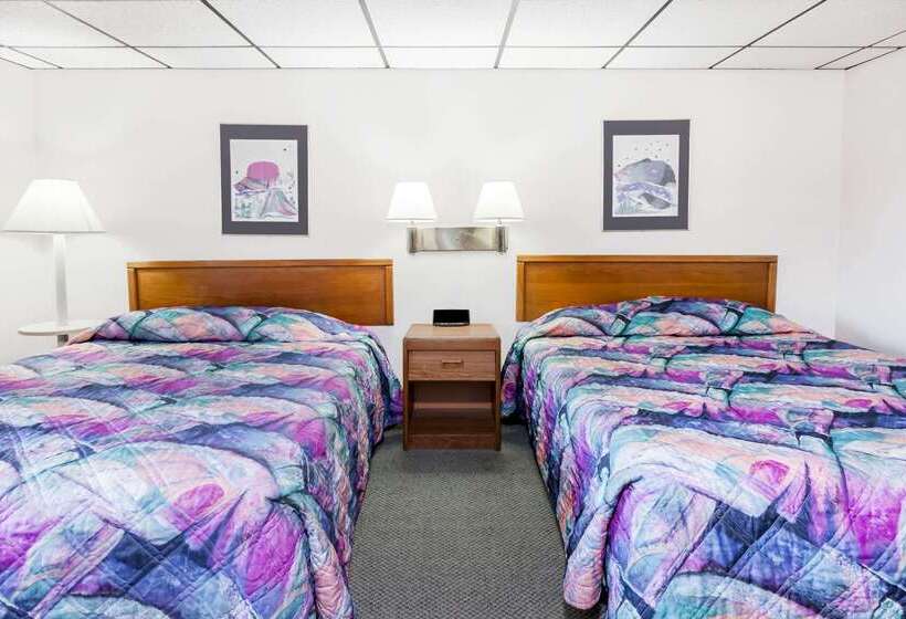 Отель Knights Inn Mackinaw City