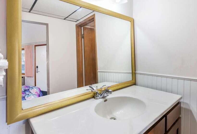 Отель Knights Inn Mackinaw City