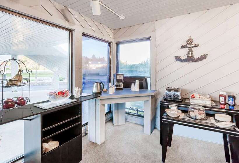 Отель Knights Inn Mackinaw City