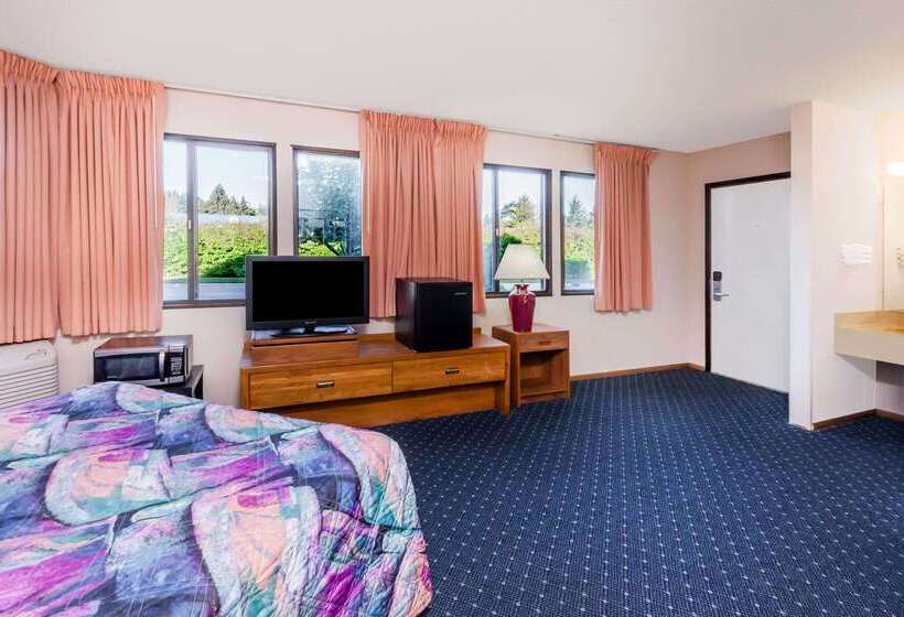 Отель Knights Inn Mackinaw City