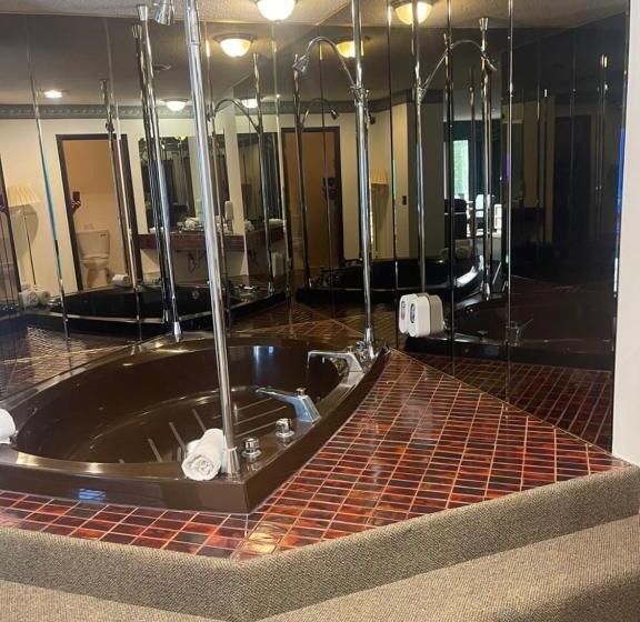 Отель Knights Inn Mackinaw City