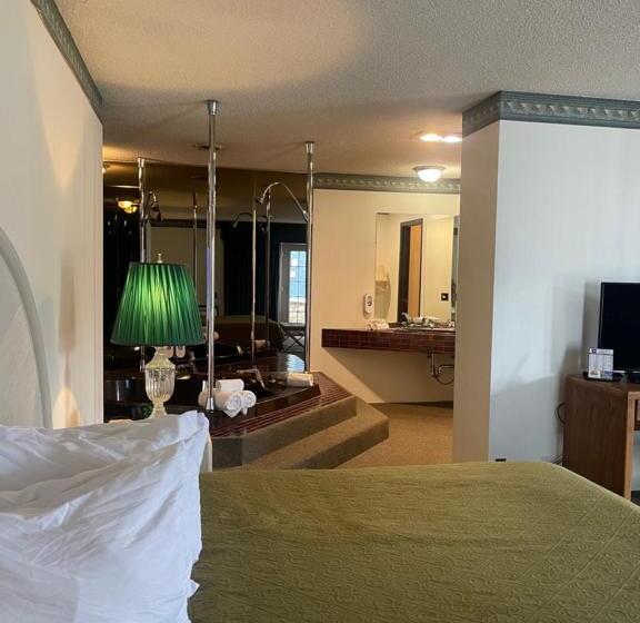 Отель Knights Inn Mackinaw City