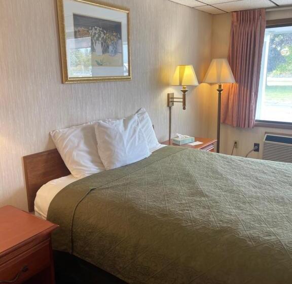 Отель Knights Inn Mackinaw City