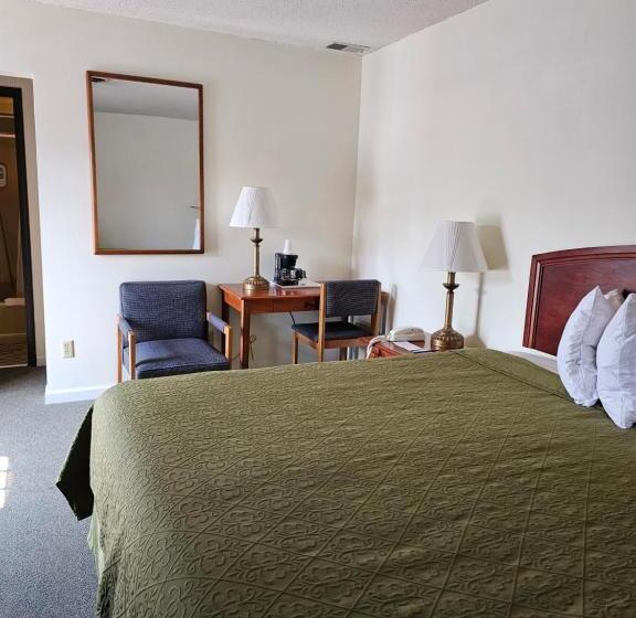 Отель Knights Inn Mackinaw City