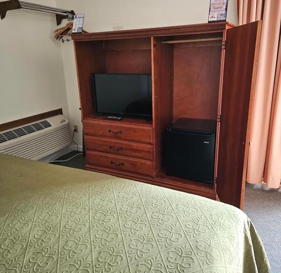 Отель Knights Inn Mackinaw City