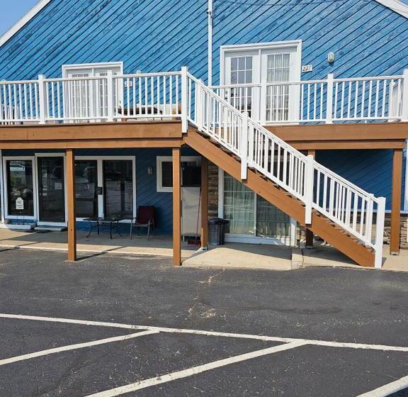 Отель Knights Inn Mackinaw City