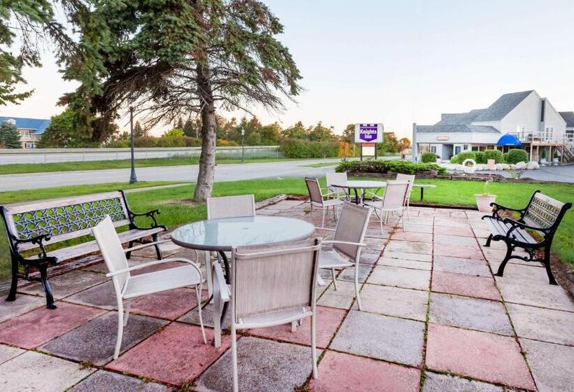 Отель Knights Inn Mackinaw City