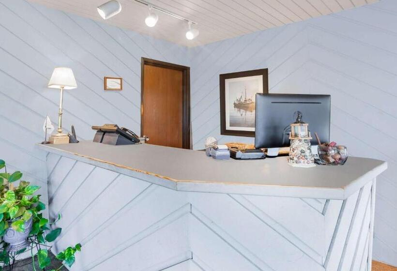 Отель Knights Inn Mackinaw City