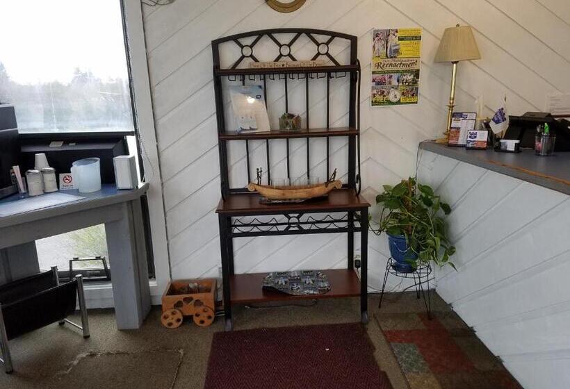 Отель Knights Inn Mackinaw City