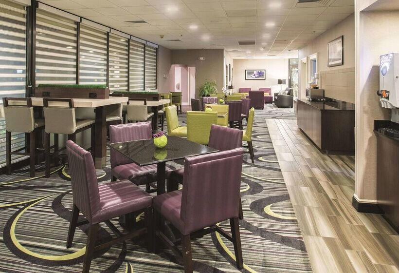 فندق Howard Johnson By Wyndham Sacramento Downtown