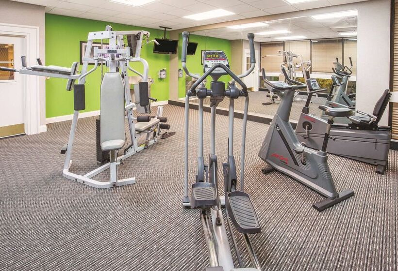 酒店 Howard Johnson By Wyndham Sacramento Downtown