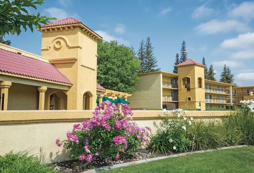 酒店 Howard Johnson By Wyndham Sacramento Downtown