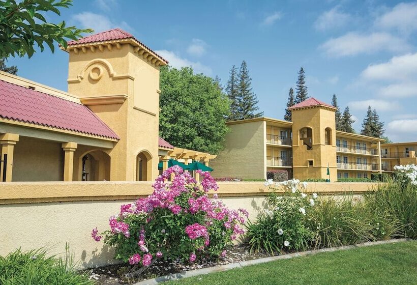 酒店 Howard Johnson By Wyndham Sacramento Downtown