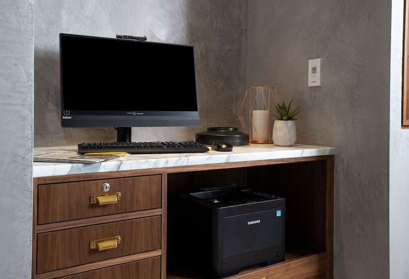 هتل Le Méridien Essex Chicago