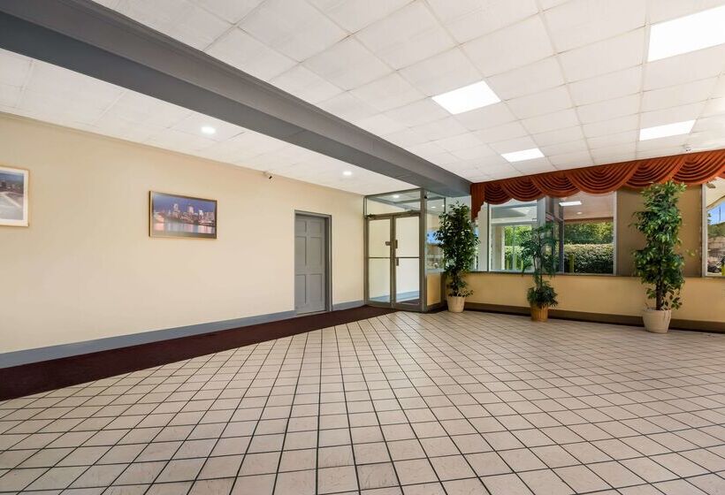 בית מלון כפרי Rodeway Inn