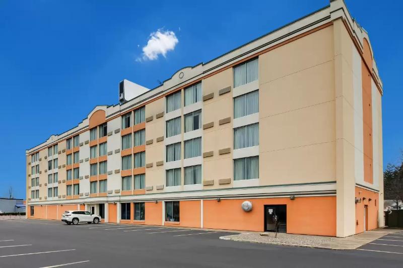 فندق Finger Lakes Inn & Suites