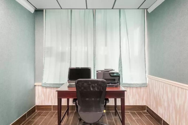 فندق Finger Lakes Inn & Suites