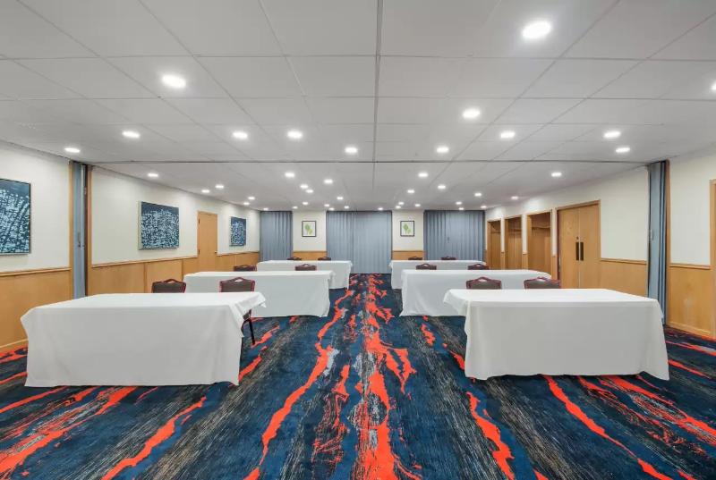 فندق Finger Lakes Inn & Suites