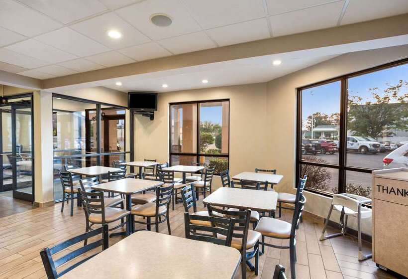 Отель Quality Inn Central