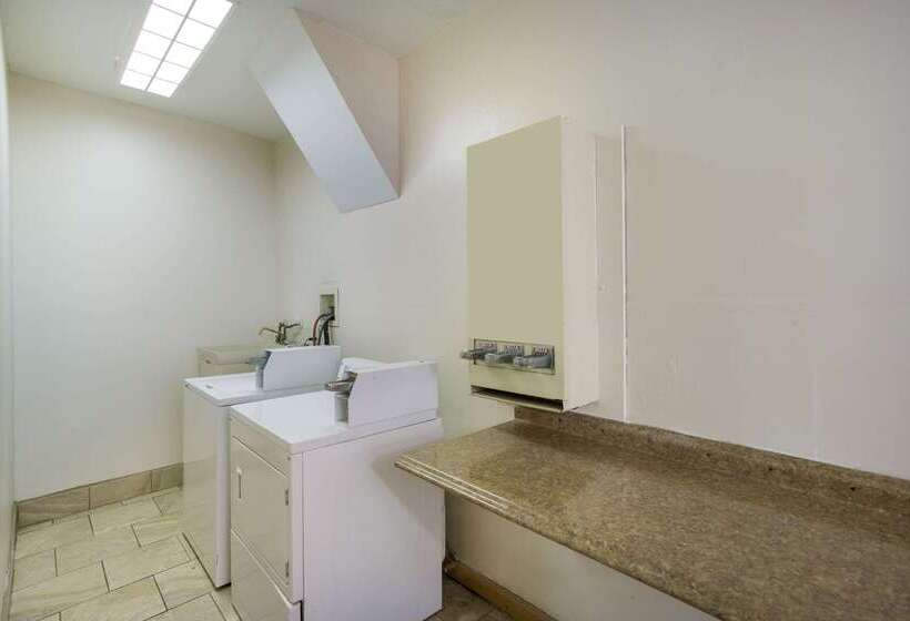 Отель Quality Inn Central