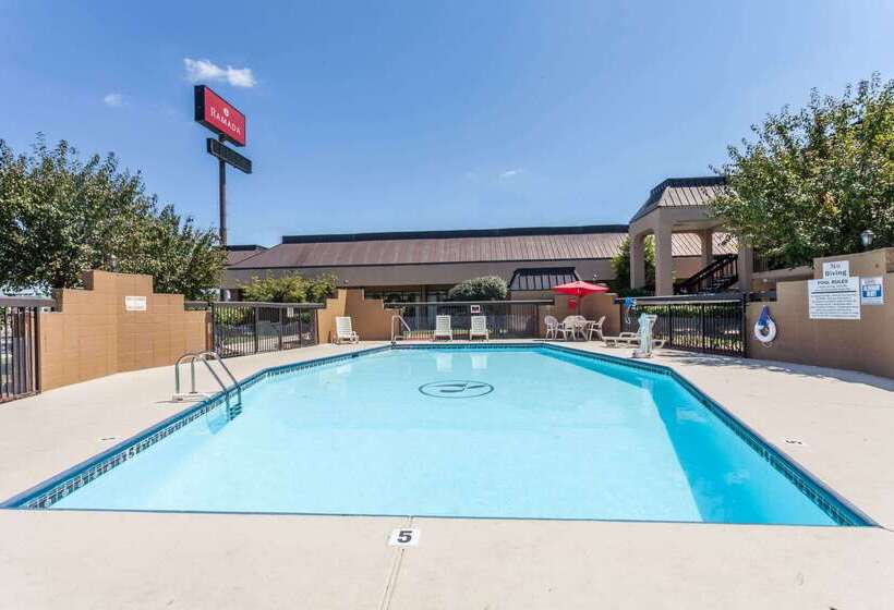 فندق Ramada By Wyndham Lebanon