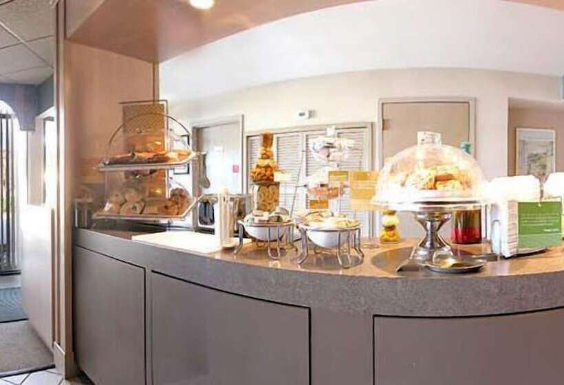 فندق Ramada By Wyndham Lebanon