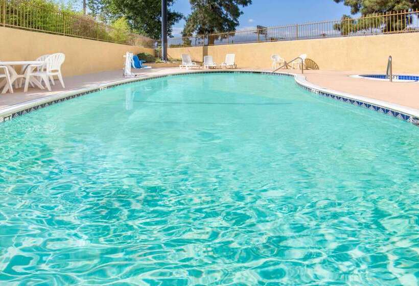 호텔 Ramada By Wyndham Ontario