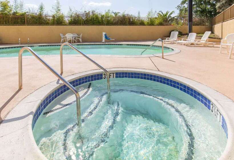 호텔 Ramada By Wyndham Ontario