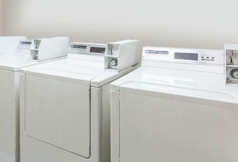 호텔 Ramada By Wyndham Ontario