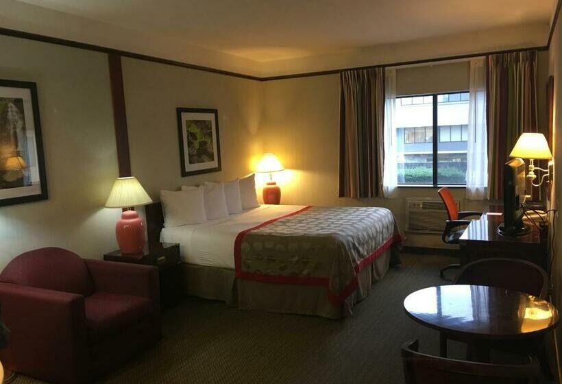 هتل Ramada By Wyndham Portland Airport