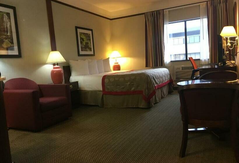 هتل Ramada By Wyndham Portland Airport