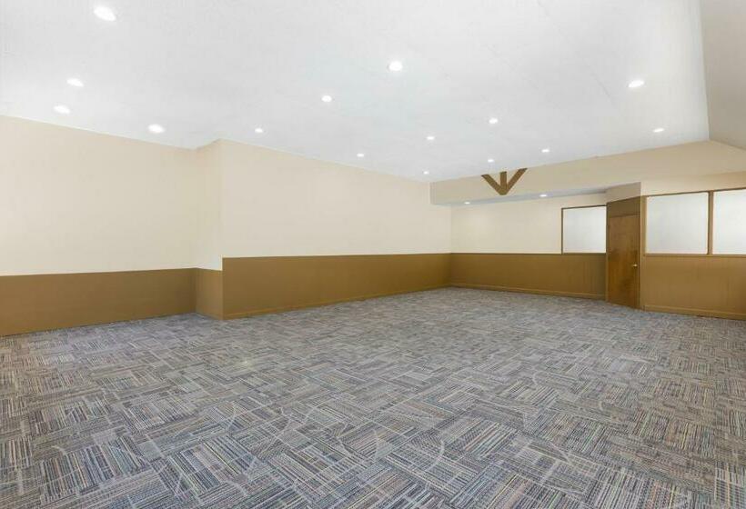 هتل Super 8 By Wyndham Asheville Airport