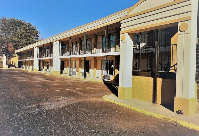 هتل Super 8 By Wyndham Asheville Airport