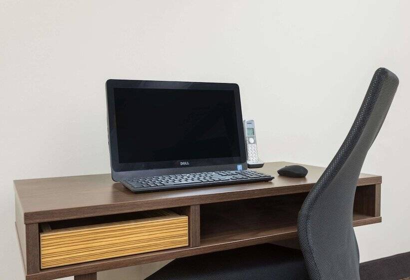 فندق Super 8 By Wyndham Asheville Airport