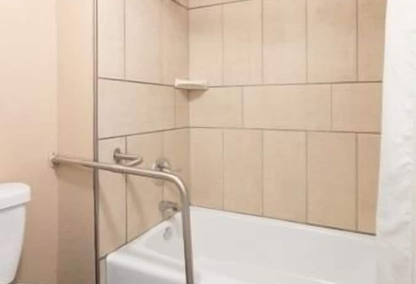 هتل Super 8 By Wyndham Asheville Airport