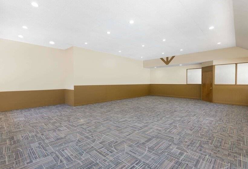 هتل Super 8 By Wyndham Asheville Airport