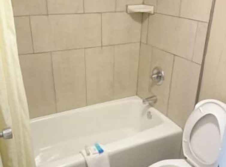 فندق Super 8 By Wyndham Asheville Airport